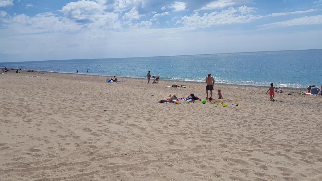 Apartamento Mediterraneo ピネダ・デ・マール エクステリア 写真